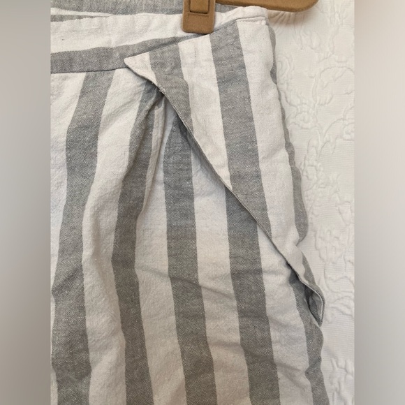 BCBGeneration Linen Blend Striped Shorts size 10 used - Picture 3 of 6